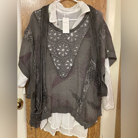 🌹Gorgeous and very unique shier lace blouse🌹 - Picture 2 of 6